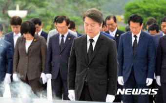 국립5·18민주묘지 참배하는 안철수 대표