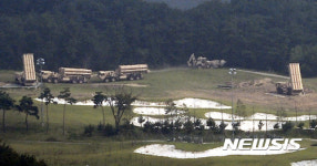 사드 옆으로 지나가는 작업차량