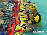생존수영 배우는 제주 삼성초 학생들