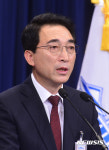 브리핑하는 청와대 대변인
