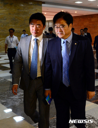 의원총회 참석하는 우원식-강훈식