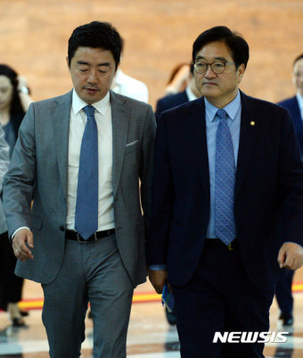 의총 참석하는 우원식-강훈식