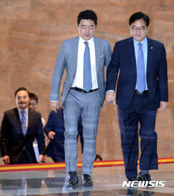 의원총회 참석하는 우원식-강훈식