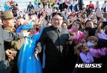 교원 격려하는 김정은