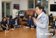 제주, 조천읍 주민 간담회에서 인사말하는 원희룡 지사