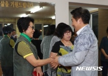 주민과 악수하고 있는 원희룡 제주지사 