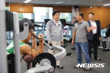 조천리 건강센터를 방문한 원희룡 제주지사 