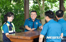 대화 나누는 이상정 제주지방경찰청장