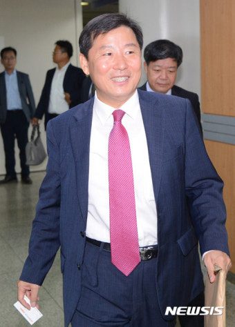 밝은 표정으로 법정 향하는 이철규 의원