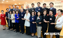 서로 손을 맞잡은  ‘레드크로스 아너스 클럽