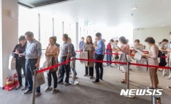 ‘서초 센트럴 아이파크’ 보기 위해 길게 줄 선 방문객들
