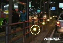 마포구, 중앙버스정류장 울타리에 형광스티커