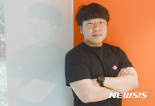 이환천 웃자고 쓴 詩 청춘 공감···SNS 시인 됐어요
