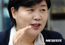 뉴시스와 인터뷰 하는 서영교 의원