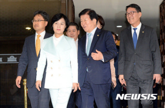 본회의장 나서는 추미애 대표