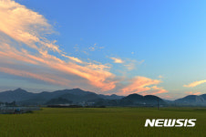 붉은노을이 물든 농촌들녘