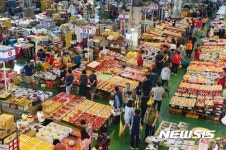 추석 앞두고 봄비는 농산물도매시장