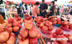추석 앞두고 제수용품 구입하는 시민들