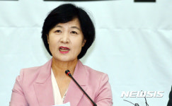 발언하는 추미애 대표