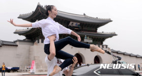 발레 백조의호수 광화문 횡단보도에 떴다