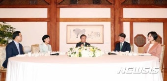문재인 대통령, '여야4당 대표들과 만찬 회동'