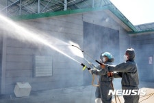 AI 사전 차단 방역 활동 펼치는 하림 관계자들