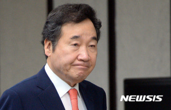 입 꽉 다문 이낙연 총리