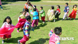 추석맞이 전통놀이 하는 어린이들