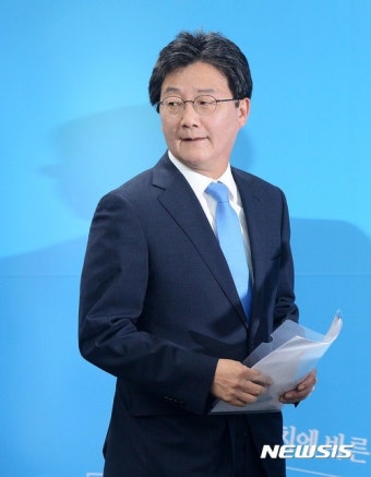 당대표 출마 선언 위해 단상 향하는 유승민