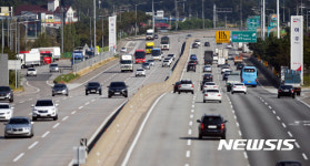 고향으로 떠나는 차량들