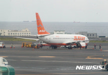 항공기 타이어 파손에 멈춰선 제주공항