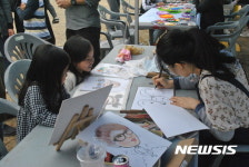 구미, 장천 코스모스 축제···캐리커쳐 체험하는 어린이들