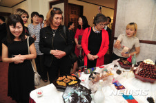 폐백음식 살펴보는 여성들