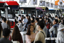 황금연휴 북적이는 버스터미널