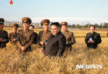 농장 현지 지도하는 북한 김정은