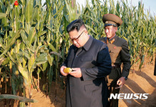 농장 현지 지도하는 북한 김정은