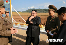농장 현지 지도하는 북한 김정은