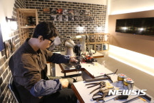 내 발에 꼭 맞춘 신발 사세요···향촌동수제화센터 문 활짝