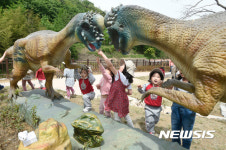 티라노사우루스가 눈앞에… 대구 고산골 공룡공원 인기몰이