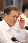 안경 고쳐 쓰는 문 대통령