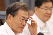 안경 만지는 문재인 대통령
