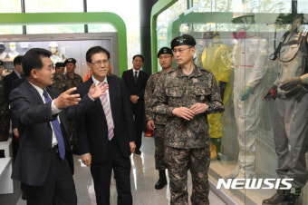 안전보건공단 둘러보는 김용우 육군참모총장