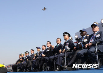블랙이글스 축하비행 관람하는 문재인 대통령