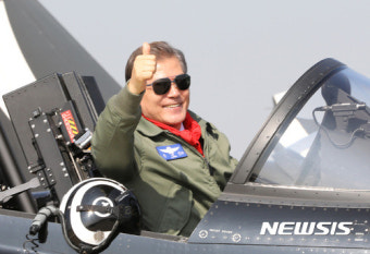 문 대통령, T-50에 올라 '엄지척'