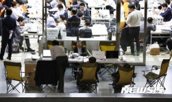 국정감사장 앞 복도에 등장한 캠핑용 의자