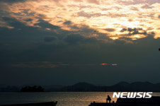 황금빛 노을과 낚시꾼