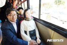 염태영 수원시장, 평화의 소녀상과 만나  