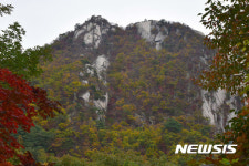 단풍으로 물든 노적봉