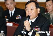 해군 함정 LED전력화 사업 답변하는 이병권 군수사령관