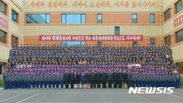 북한 김정은 위원장, 부인 리설주 김여정과 류원신발공장 시찰